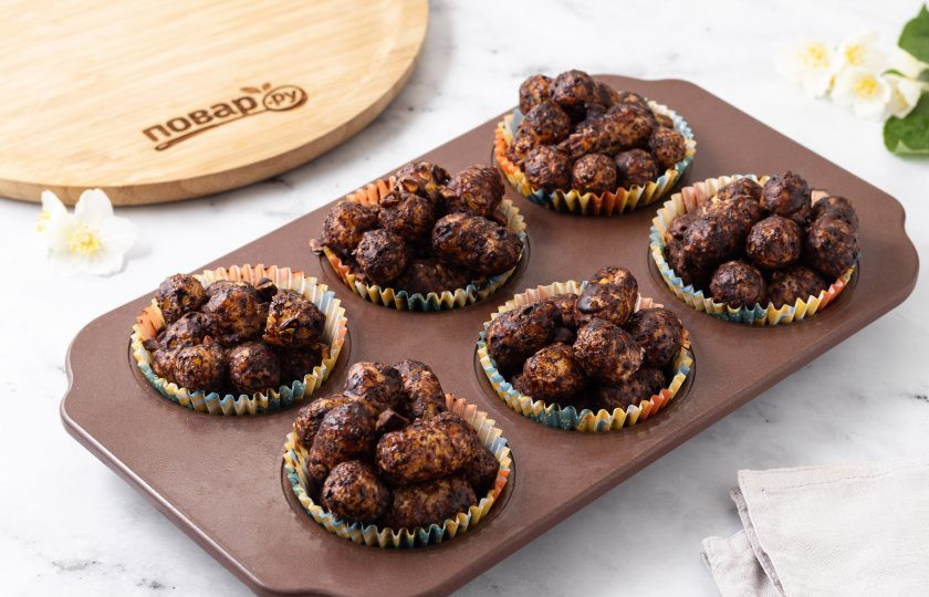 1. Этап. Десерт из кукурузных палочек: Разложите получившуюся массу по порционным формочкам или в одну большую. Укладывать нужно плотно, сдавливая и как бы скрепляя вместе кукурузные палочки. Формы предварительно лучше застелить пергаментом, чтобы было проще потом извлекать десерт. Уберите в холодильник на полчаса, чтобы шоколад застыл.