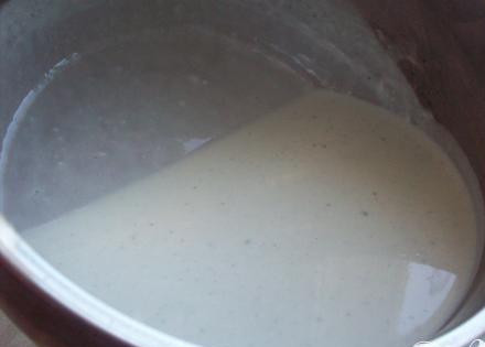 1. Этап. Куриное филе в соусе из сливок и сыра дор-блю: 4. Держим на небольшом огне (сыр должен полностью раствориться). Все время помешиваем.