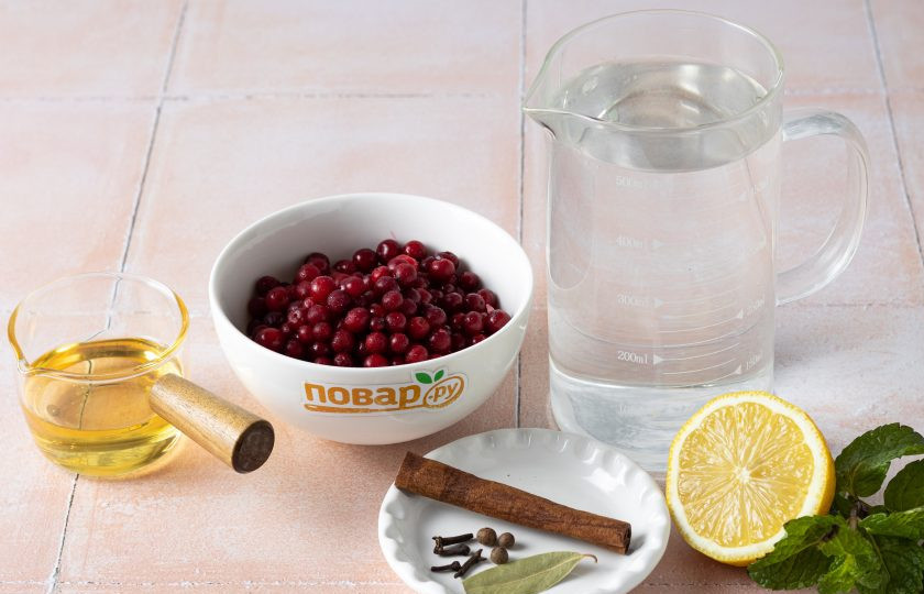 1. Этап. Брусничный сбитень: Подготовьте все ингредиенты.