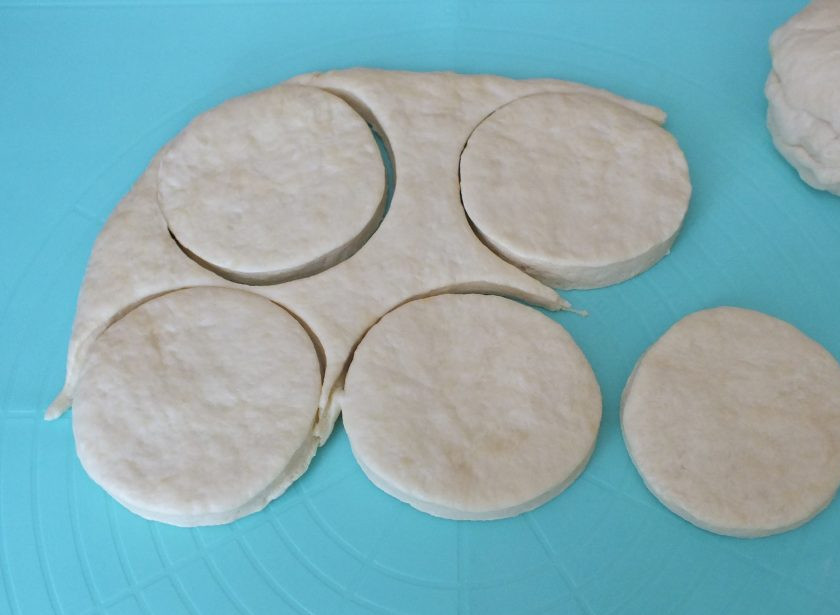 1. Этап. Сдобные лепешки: По истечении времени раскатайте пласт толщиной 1 см. Вырубкой или стаканом нарежьте лепешки. Используйте все тесто.
