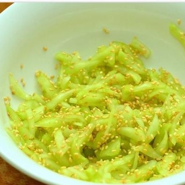 1. Этап. Салат с креветками в лаймовом соусе: Обсушенный огурец смешиваем с обжаренными семечками кунжута.