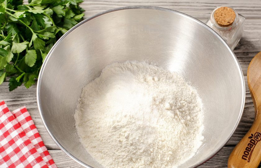 1. Этап. Заварные лепёшки с сыром и зеленью: Соедините муку и соль. Лучше сначала возьмите около 150-200 граммов муки, а затем частями добавьте оставшуюся.