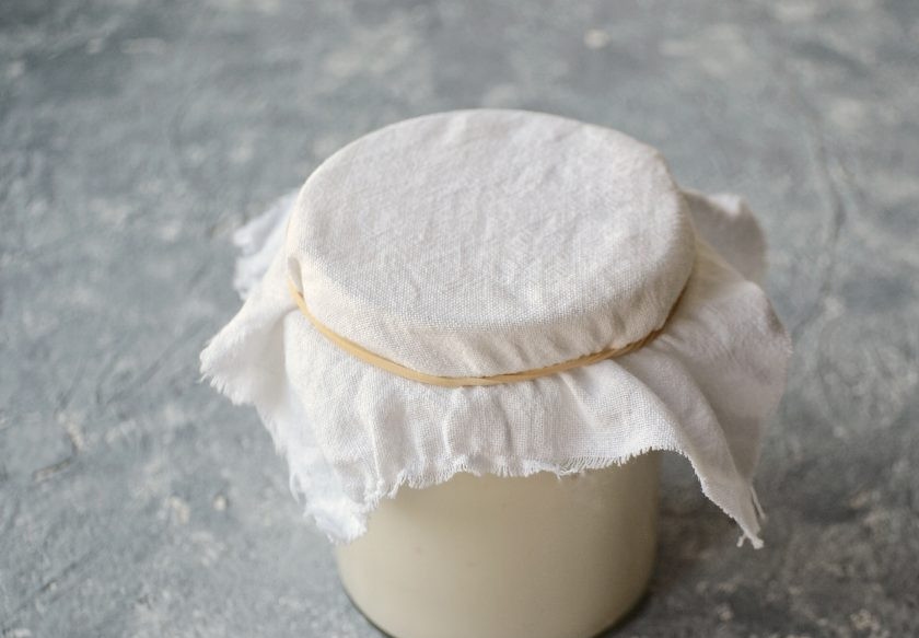 1. Этап. Веганский йогурт: Перетяните банку хлопковой тканью и оставьте при комнатной температуре на 24 часа.