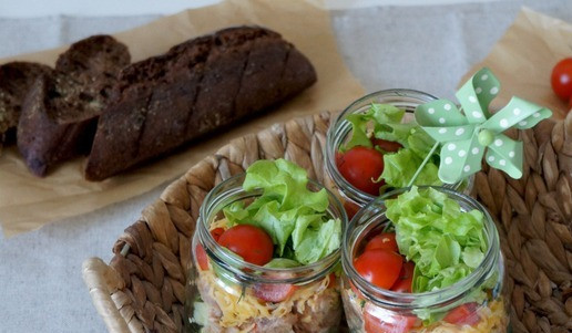 1. Этап. Салат с тушёнкой из индейки: Затем посыпать рубленой зеленью, выложить четвертинки помидорок и листья салата.