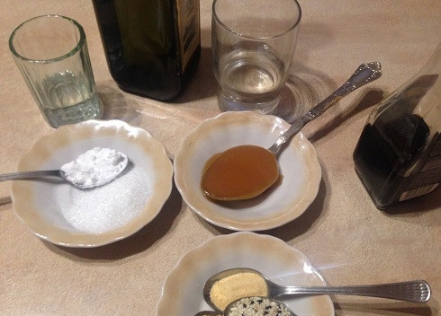 1. Этап. Соус Терияки в домашних условиях: Отмеряем все необходимые нам продукты. Сахар лучше брать тростниковый, но отлично подойдет и обычный. Вместо рисового вина будем использовать винный уксус. Чеснок и имбирь можно брать свежие, но потом соус следует процедить, чтобы избавиться от кусочков.