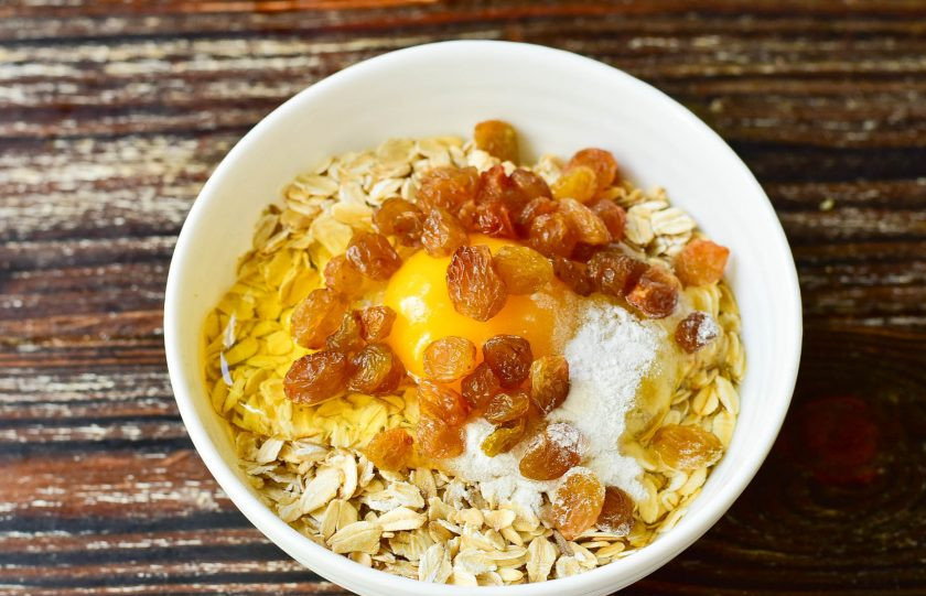 1. Этап. Маффины Фитнес: Выложите вымытый изюм.