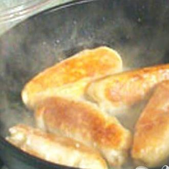 1. Этап. Вареники-Крученики постные: 4. Затем в сковороду вливаем кипяток и накрываем крышкой. Минут пять-десять тушим. Теперь приготовим к вареникам соус. Очищаем и мелко нарезаем лук, до золотистого цвета его обжариваем, вливаем сюда томатного сока и до загустения проварим. Специи добавляем в самом окончании.