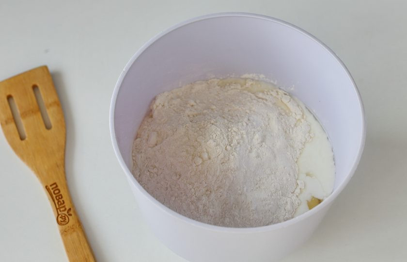 1. Этап. Блины на ацидофилине: Насыпьте муку и соду.