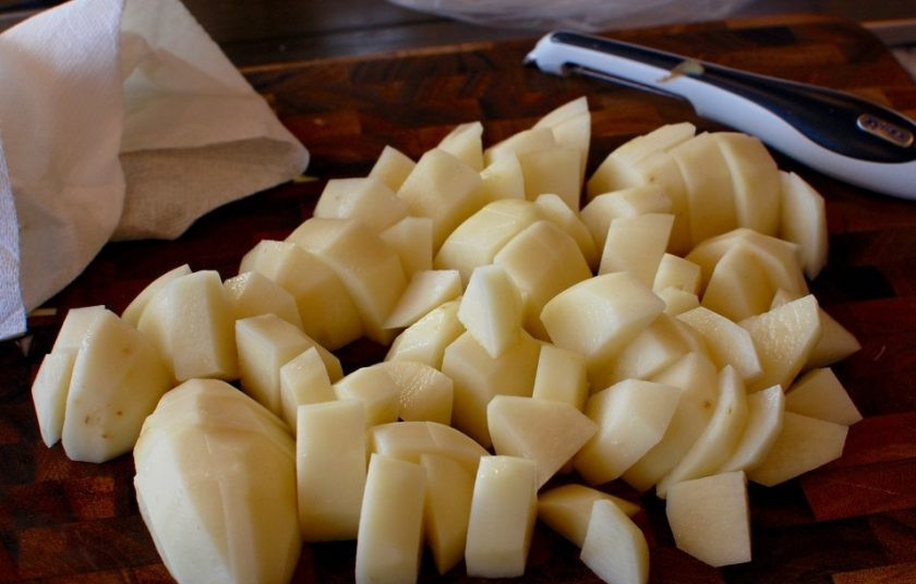 1. Этап. Картофельно-луковый суп: 6. Почистите картофель, порежьте его большими кусочками.