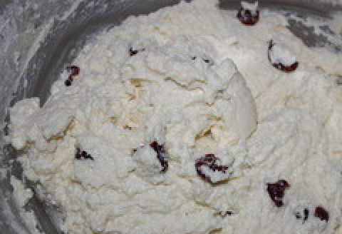 1. Этап. Сырники с вишней: 2. Смешаем все ингредиенты. Сначала - яйца, сахар и творог с вишней. А потом добавим муку, манку и сметану. Все вымешиваем до однородности.