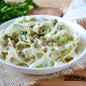 Салат из капусты, огурца и горошка