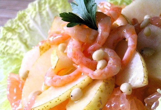 1. Этап. Салат Коралловый жемчуг: Полейте салат заправкой, украсьте петрушкой и подавайте.