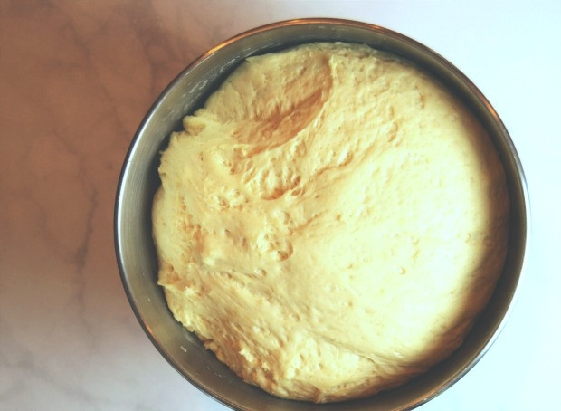 1. Этап. Булочки для перекуса: 5. Накройте миску полотенцем или пищевой пленкой и оставьте тесто на 1-1,5 часа.