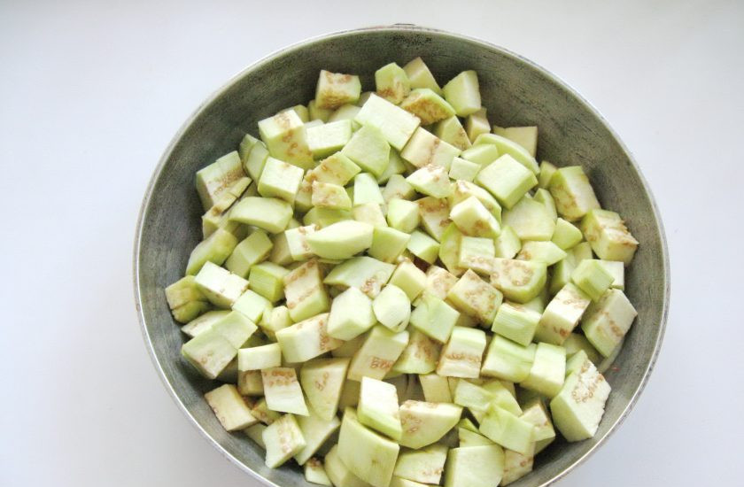 1. Этап. Икра из баклажанов с шампиньонами: Затем нарежьте баклажаны кубиками и добавьте в сковороду.