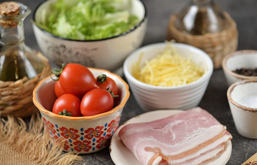 1. Этап. Салат Фризе с беконом: Для приготовления салата подготовьте все необходимые ингредиенты. У меня смесь фризе и ледяного салата, но так будет даже вкуснее. Посмотрите на упаковке, часто такой салат продается уже мытым. Помидоры черри промойте и обсушите. Натрите сыр на мелкой терке.