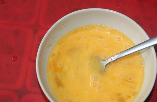 1. Этап. Дрожжевые рогалики: В отдельной посуде взбиваем яйца. Сильно не усердствуйте - достаточно будет просто хорошо перемешать белки с желтками.