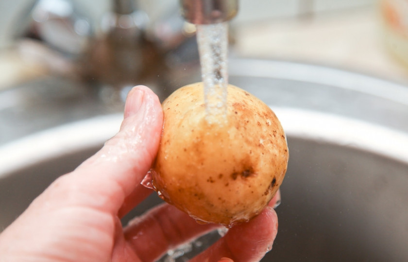 1. Этап. Картошка-гармошка в мультиварке: Тщательно ее вымойте.