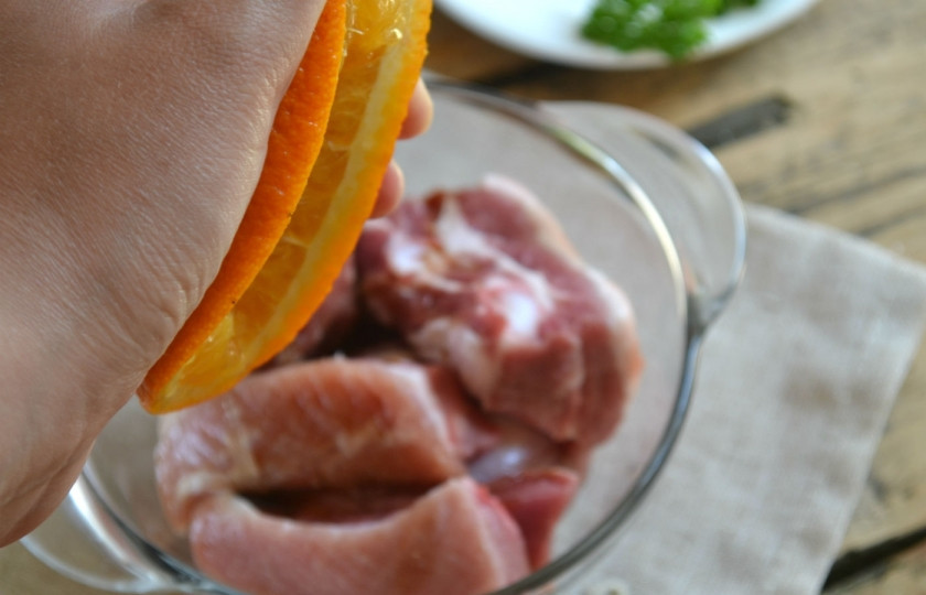 1. Этап. Мясо под сладким соусом: Выдавите сок половины апельсина. Мякоть не выбрасывайте, она понадобится для приготовления соуса для мяса.