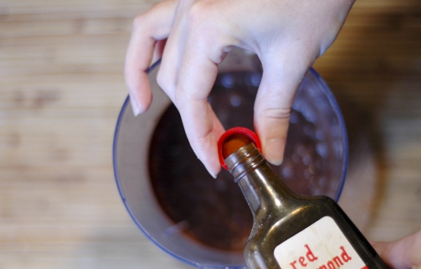 1. Этап. Вегетарианский мусс: Добавьте растительное масло.