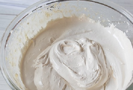 1. Этап. Сникерс в домашних условиях: Взбиваем яичные белки до пиков и тонкой струйкой вливаем к ним кипящий сироп, не прекращая взбивать. Масса должна увеличиться раза в 3 и стать тягучей. На это уйдет около 15 минут.