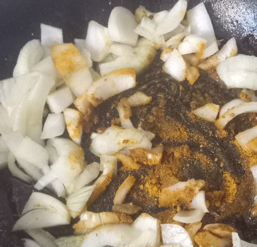 1. Этап. Острый рис с баклажанами и помидорами: В той же сковороде разогреть 1 столовую ложку масла и готовить лук, половину карри порошка, кардамон и 1 чайную ложку соли в течение 10 минут до мягкости лука.