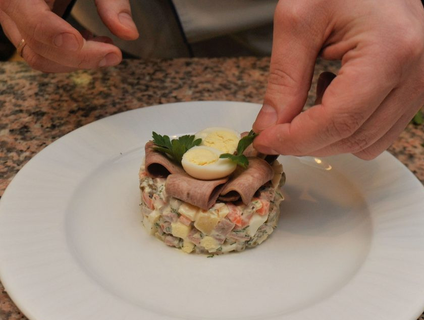 1. Этап. Салат с отварным языком: 5. Сверху я украсила нарезанным тонкими слайсами языком и перепелиным яйцом, разрезанным пополам.