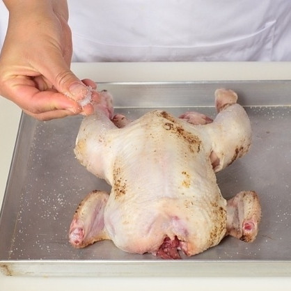 1. Этап. Фаршированный цыпленок: Свежего цыпленка посыпать солью и оставить на 1 час.