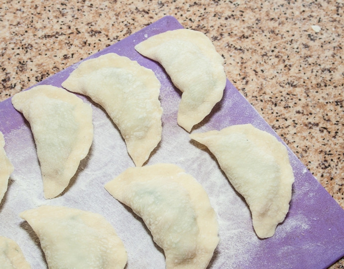 1. Этап. Пельмени с креветками: Выкладываем пельмени на доску посыпанную мукой. Можно сразу отварить их в подсоленной воде или пожарить, а можно заморозить и скушать потом.