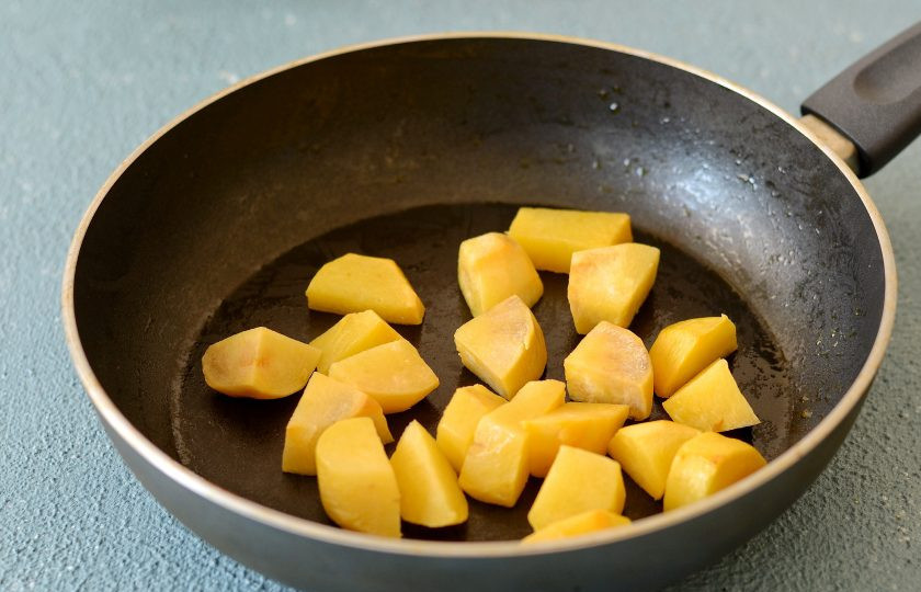 1. Этап. Жареная репа: Растопите на среднем огне растительный спред, обжаривайте репу примерно 7-8 минут.