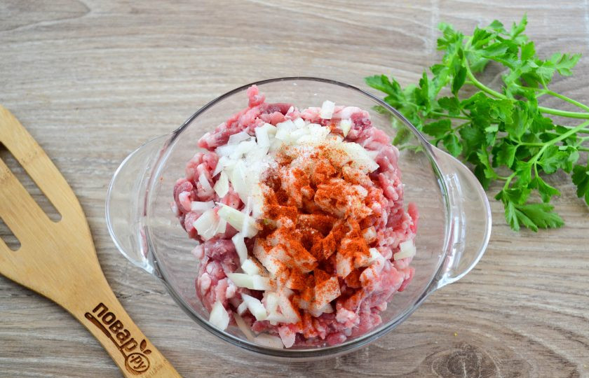 1. Этап. Фаршированная морковь: Лук мелко порубите и добавьте к фаршу, туда же отправьте паприку и соль, хорошо вымешайте.