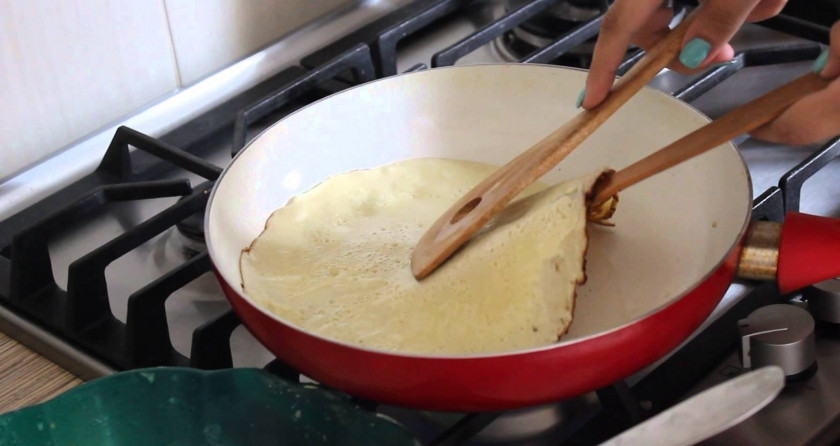 1. Этап. Блины на кефире и ряженке: 3. Теперь просто жарим каждый блин на растительном или сливочном масле с двух сторон.