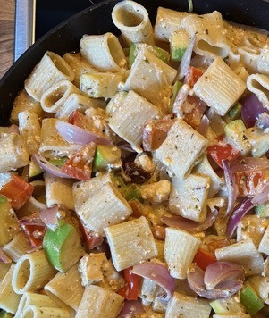 1. Этап. Паста с овощами и фетой из духовки: Добавить пасту, хорошо перемешать и тушить 2-3 минуты для смешивания вкуса.