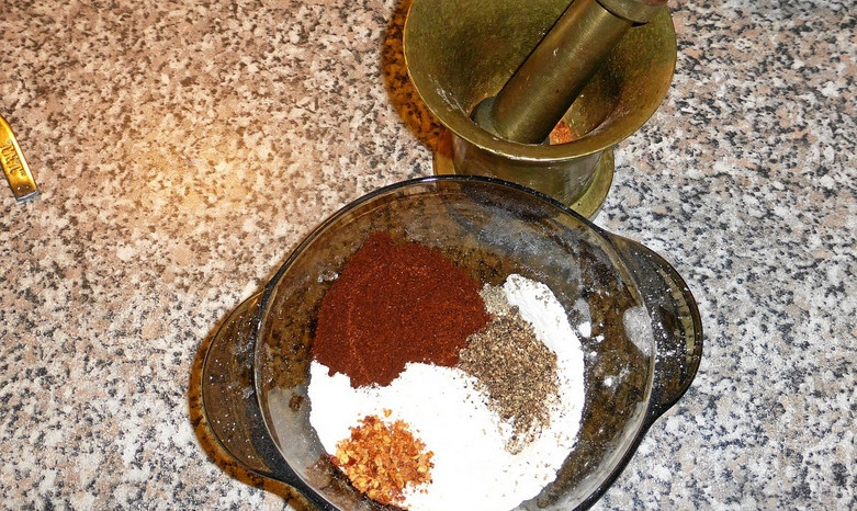 1. Этап. Курица в кисло-сладком соусе с медом: Крылышки промойте, кончики удалите. Разрежьте крылышки по суставам. В миске смешайте муку, крахмал, соль и перцы.