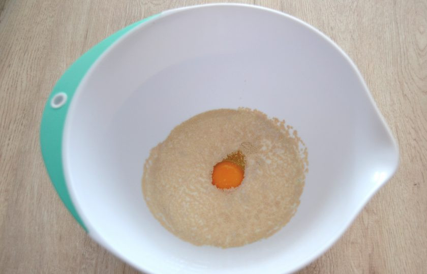 1. Этап. Пирог из рулетиков с разными начинками: В миску для замешивания теста влейте молоко, всыпьте дрожжи, соль, сахар, вбейте 1 яйцо, перемешайте.