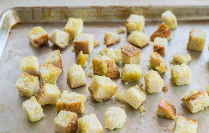 1. Этап. Сухарики для Цезаря: 7. Осталось только выложить их на противень и отправить в духовку минут на 10, чтобы они подрумянились и стали хрустящими.