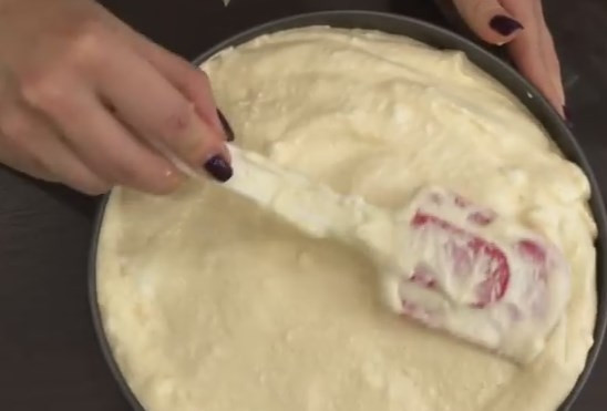 1. Этап. Простой торт со сметаной: 5. Застелите форму для выпекания пергаментом. Вылейте в нее тесто, равномерно распределите его. Поставьте бисквит на 40 минут в разогретую до 180 градусов духовку. Готовность проверяйте зубочисткой. После выпекания переверните бисквит на решетку и оставьте остывать.