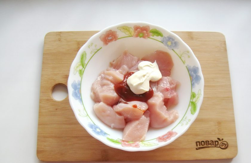 1. Этап. Шашлык из курицы в банке: Выложите майонез и налейте растительное масло. Это может быть подсолнечное или оливковое.