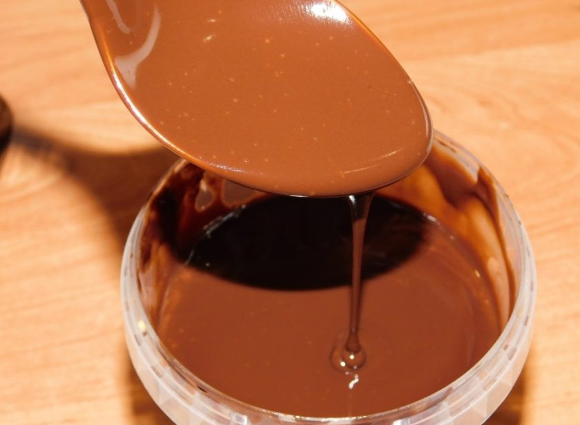 1. Этап. Торт с подтеками: Для приготовления глазури для подтеков нагрейте сливки до горячего состояния. Добавьте шоколад и дайте ему растаять. Консистенцию регулируйте сами - можно сливки подливать понемногу. Глазурь должна стекать с ложки, но не быть слишком жидкой. Немного глазурь остудите, чтобы она была комнатной температуры.