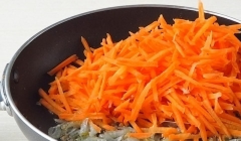 1. Этап. Суп из оленины: Добавить морковь. Перемешать и готовить 5-6 минут.