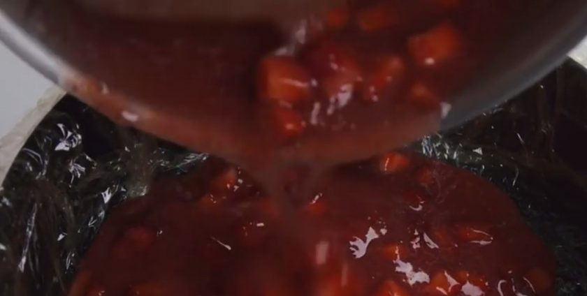 1. Этап. Нежный торт Мечта: 3. Снимите с огня, добавьте лимонный сок, желатин и размешайте до полного растворения. Соедините с кусочками свежей клубники. Распределите по форме, толщина слоя должна быть не больше 1,5 см.