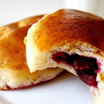 Сладкие пирожки с вишней