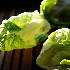 1. Этап. Индейка и салат-латук: Отделите от салата-латука листья.