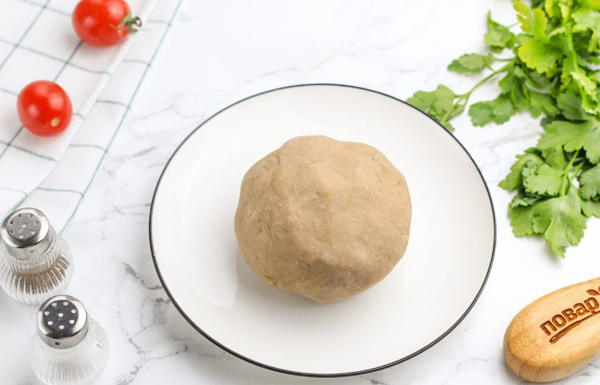 1. Этап. Вареники на гречневой муке: Аккуратно замесите плотное тесто. Оно сначала будет рваться на части. Дайте ему отдохнуть примерно 20 минут, накрыв пищевой пленкой.