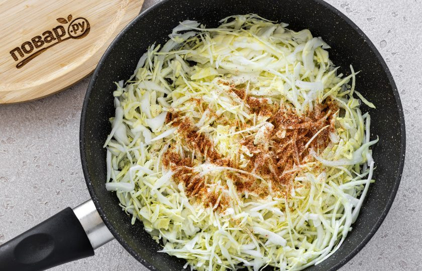 1. Этап. Постная картофельная запеканка с капустой: Капусту мелко нашинкуйте. Разогрейте сковороду на среднем огне. Добавьте капусту, паприку, соль, молотый черный и острый перец. Обжарьте капусту до готовности.