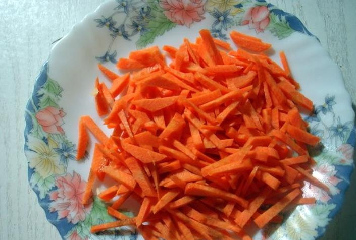 1. Этап. Рагу с брокколи: Морковь чистим и режем соломкой. В рагу морковь лучше не тереть на терке, потому что она тогда теряется на фоне других овощей и ее вкус неразличим.