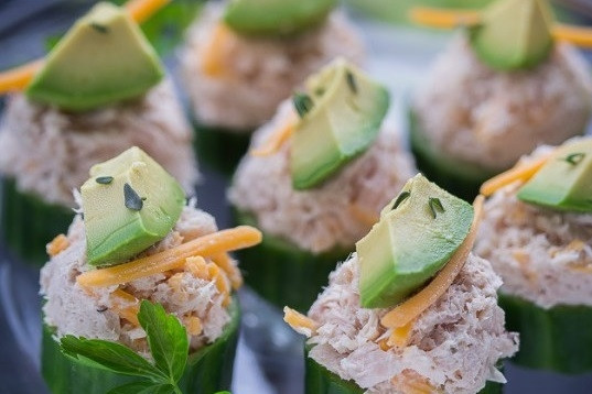 1. Этап. Праздничные канапе с тунцом: 4. Сверху добавьте небольшой кусочек авокадо и подавайте праздничные канапе с тунцом к столу. Приятного аппетита!