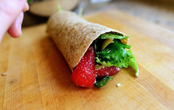 1. Этап. Курица с клубникой в лаваше: 9. Скрутите лаваш в рулет, нарежьте его на порционные кусочки.