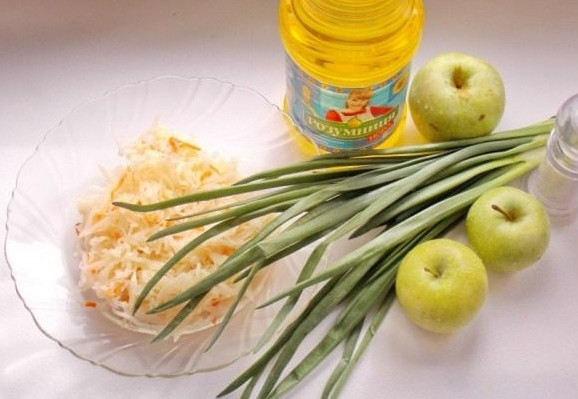 1. Этап. Салат из квашеной капусты с яблоками: 1. Вот такие у нас ингредиенты. Яблоки и лук помоем и обсушим.