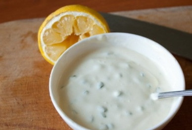 1. Этап. Салат от шефа: Теперь приготовим заправку для салата. Ее будем подавать отдельно (то есть салат заправлять не будем). Смешиваем сметану или йогурт с майонезом, солью и перцем. Добавляем мелко нарубленные перья зеленого лука и сок целого лимона. Хорошо перемешиваем.