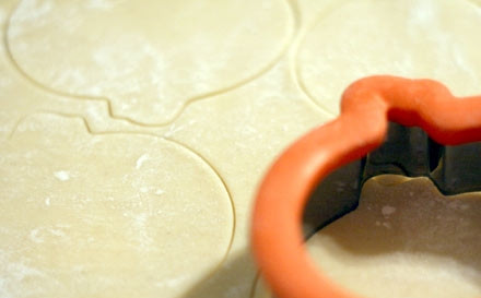 1. Этап. Тыква для детей: 1. Раскатайте тонко пласт теста. С помощью специальных формочек вырежьте фигурки (получится 24 штуки).